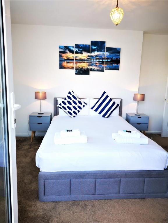 Marina Apartment with Parking and Balcony, Brighton photo 2