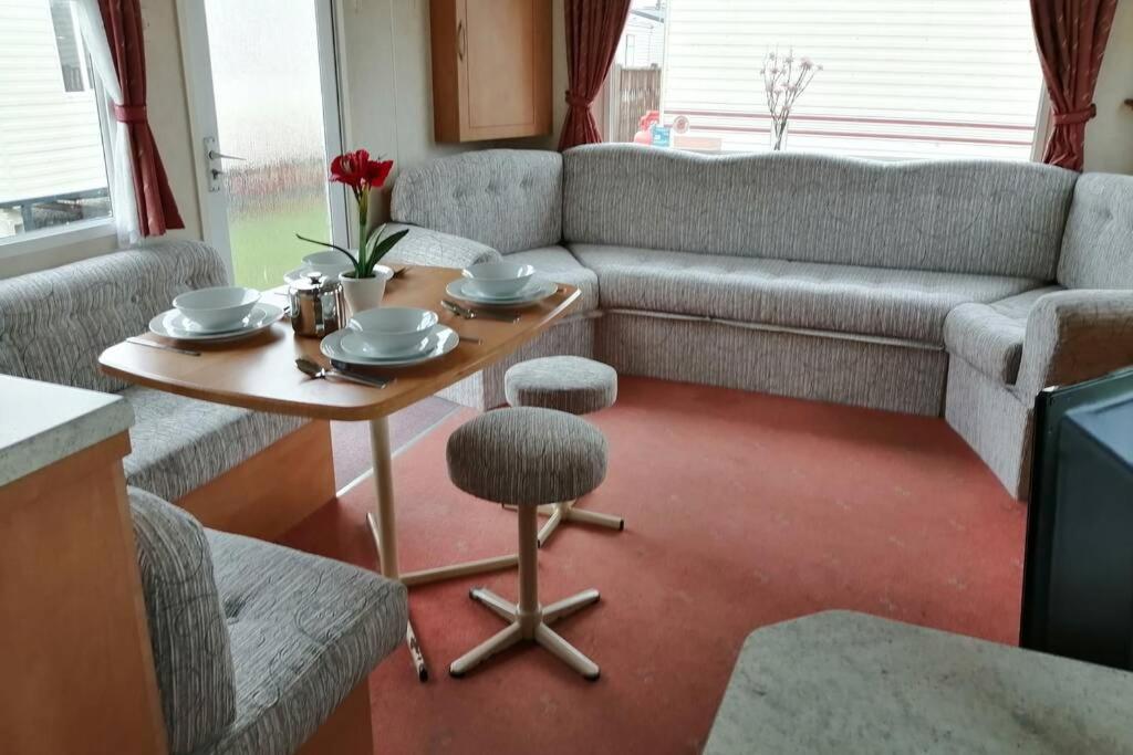 Beachside, Family-friendly, WiFi, 8 berth Caravan 133, Skegness