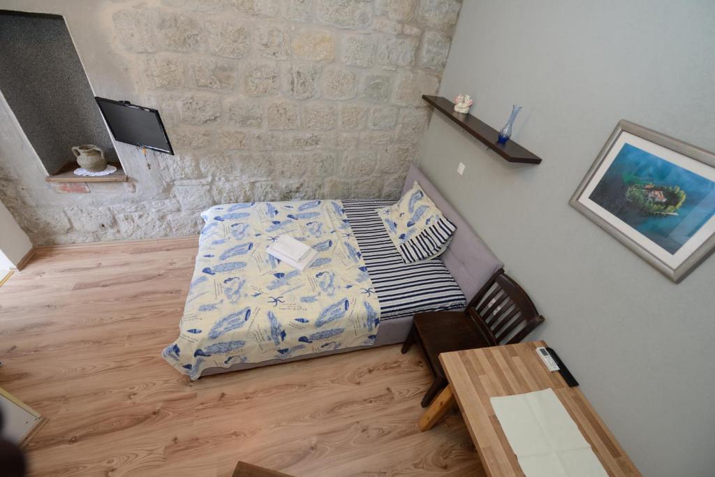 Elena Rooms photo