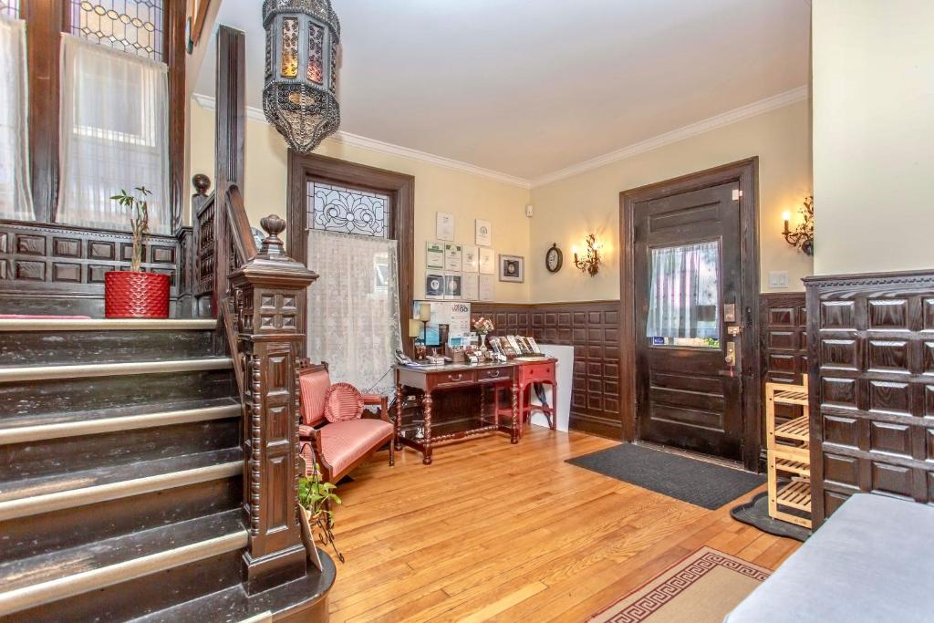 Redwood Bed and Breakfast Photo 24