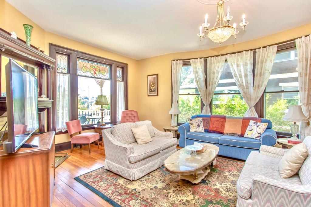 Redwood Bed and Breakfast Photo 25