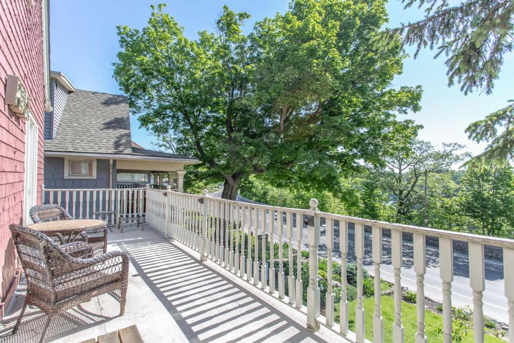 Redwood Bed and Breakfast Photo 37