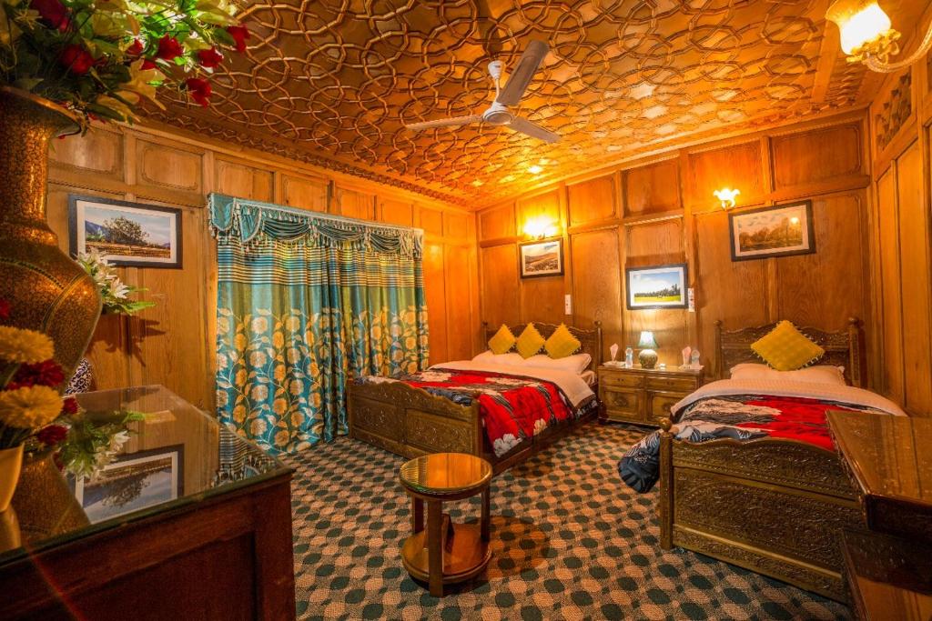 Swan Heritage Houseboats — Hotel in Srinagar