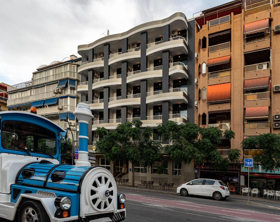 Hotel Golden — Hotel building in Benidorm, Valencian Community