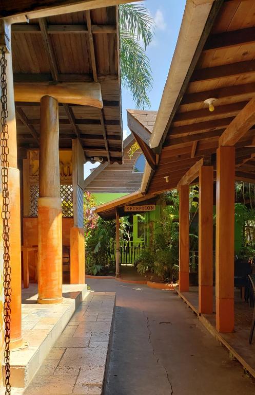 Sunrise Club Hotel — Hotel building in Negril