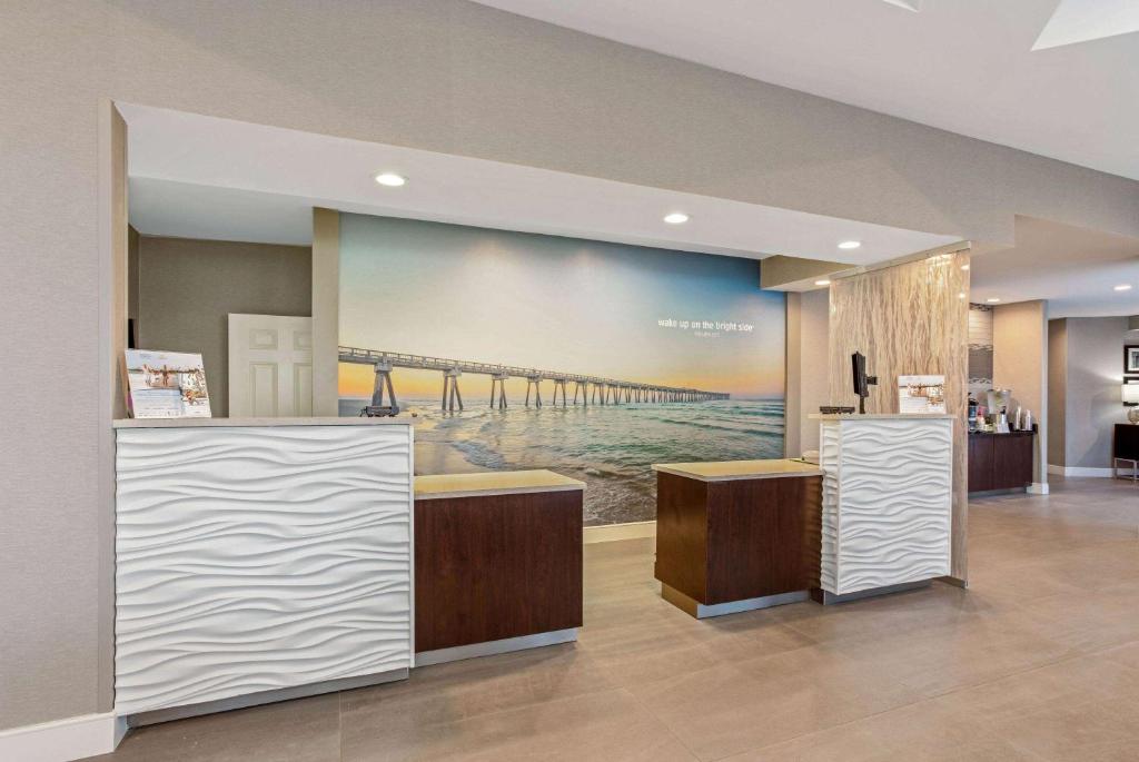 Lobby, La Quinta Inn & Suites by Wyndham Panama City in Panama City (FL)
