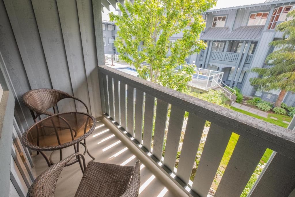 Glacier Lodge by Whistler Accommodation photo