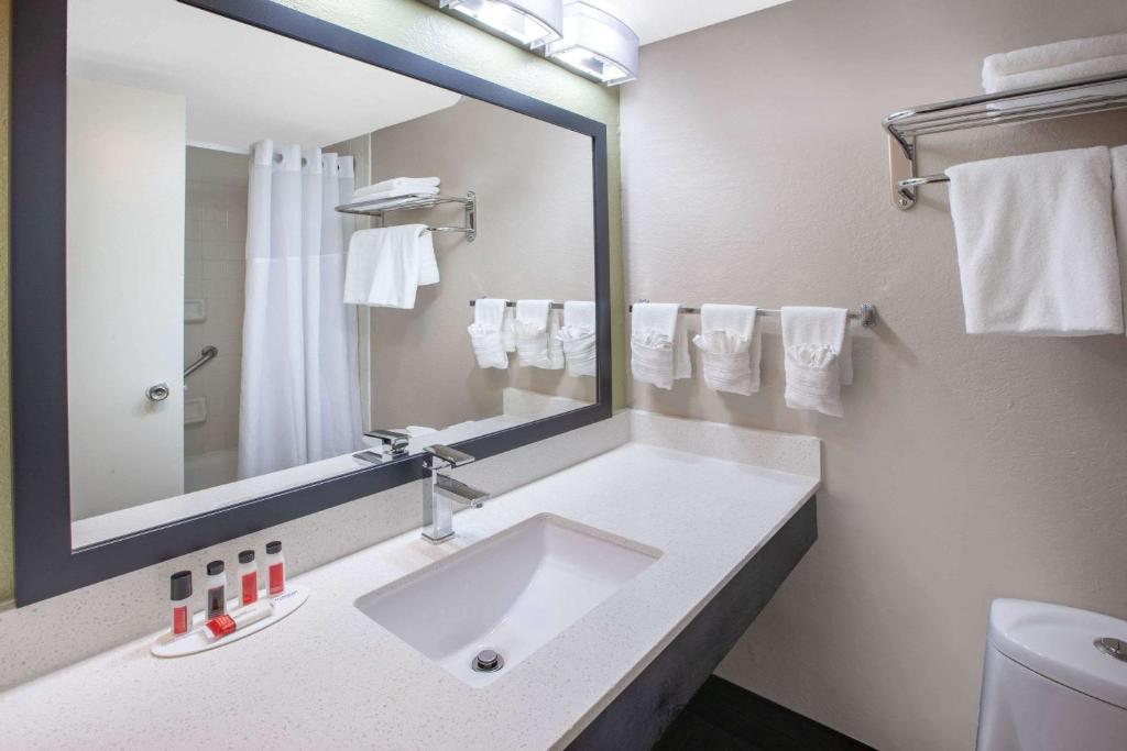 Baymont by Wyndham Grand Rapids Near Downtown photo