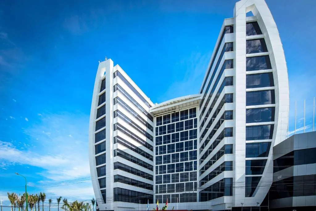 Wyndham Manta Sail Plaza Hotel and Convention Center，位于曼塔的酒店