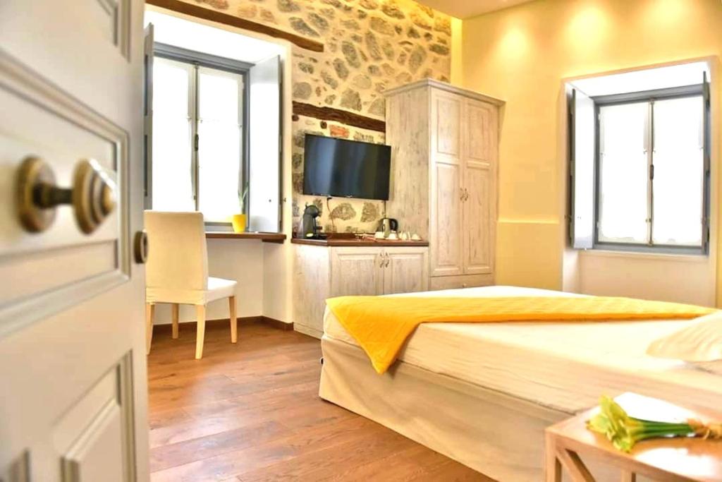 Manolia — Hotel in Idra