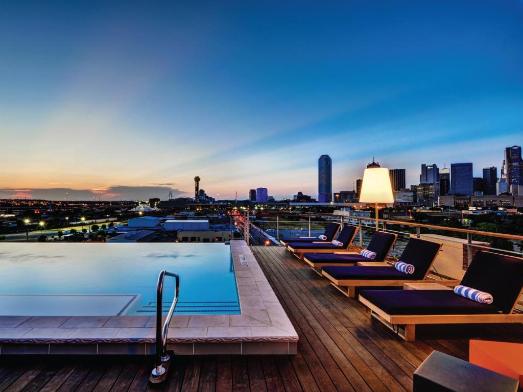 Swimming pool, Canvas Hotel Dallas in Dallas (TX)