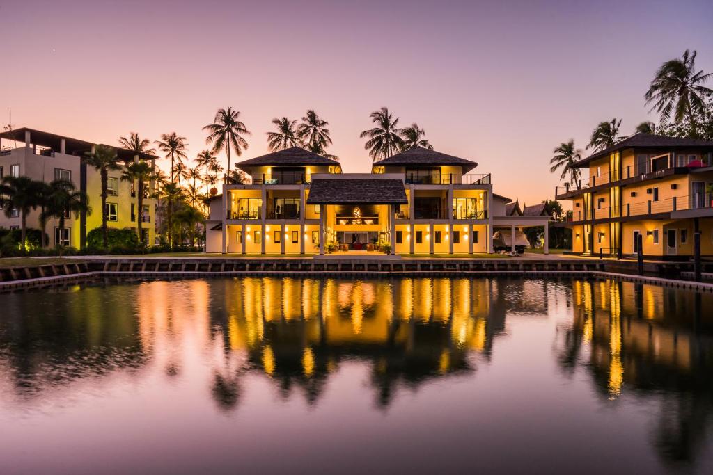 Boat House Riverfront - Hotel Managed