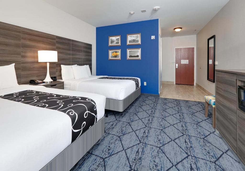 La Quinta Inn & Suites by Wyndham Denton - University Drive photo