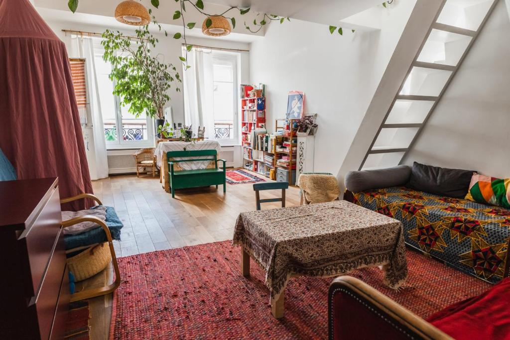 Bright atypical duplex in Menilmontant, Paryż