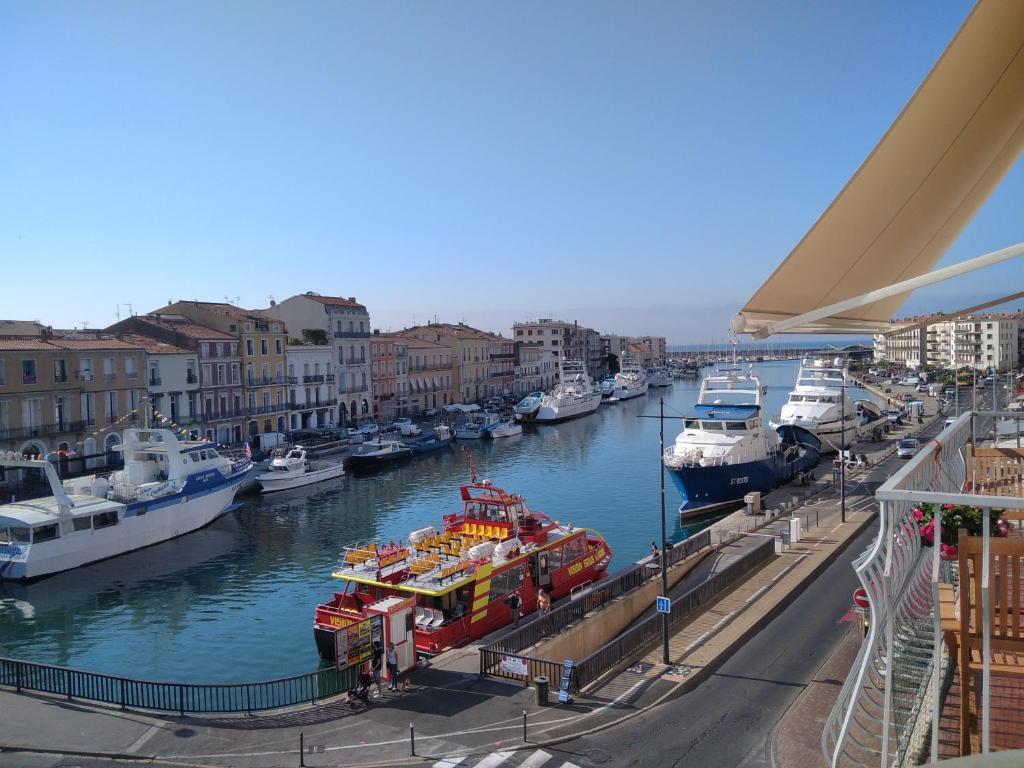 Grand T2 au COEUR DE VILLE avec VUE SUR QUAIS ET MER - 2
