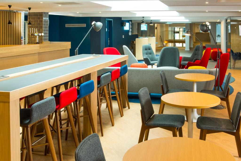 Holiday Inn Express Swindon City Centre photo