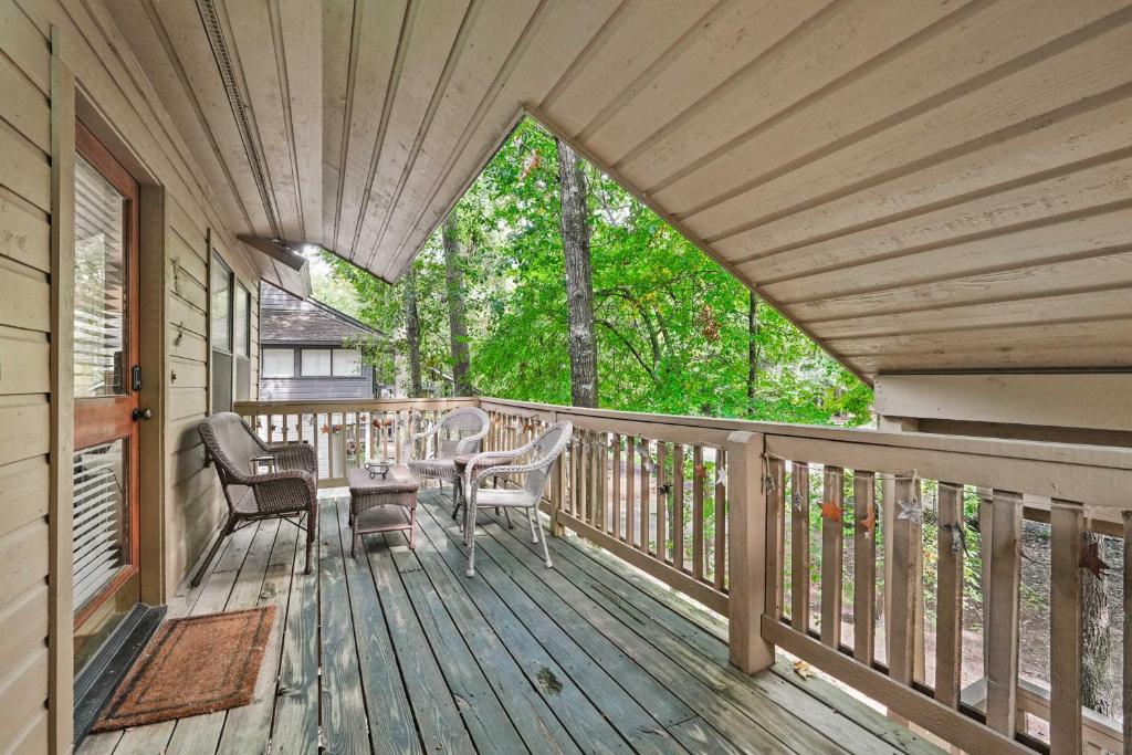 Cozy Woodlands Townhome with Deck Near Market Street photo