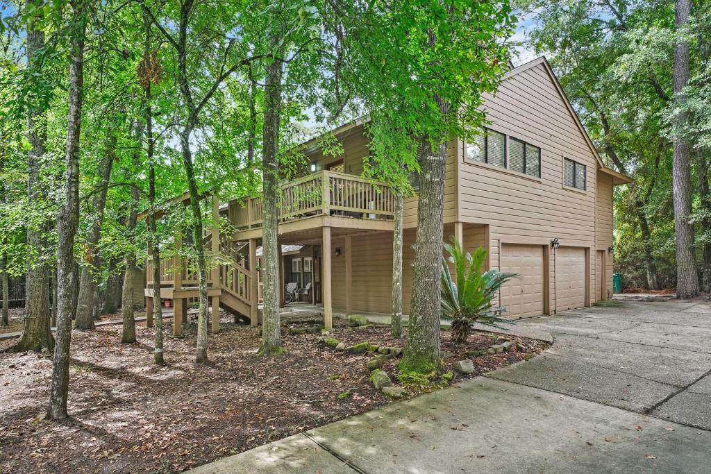 Cozy Woodlands Townhome with Deck Near Market Street photo