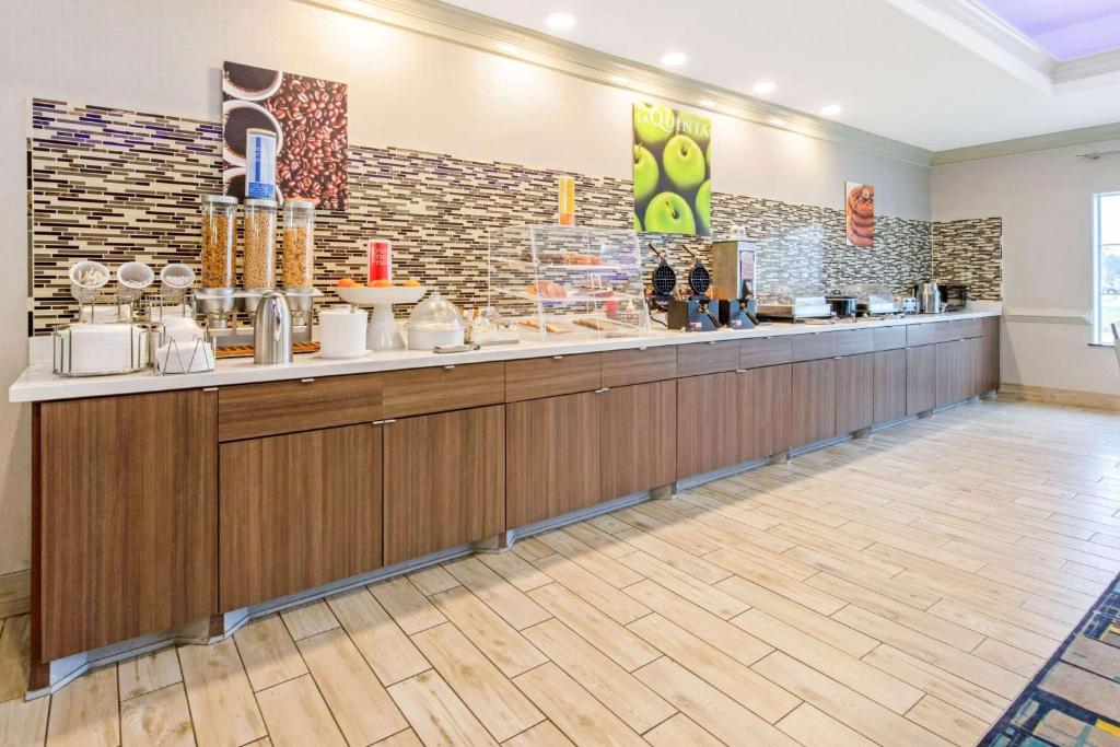 La Quinta by Wyndham Lake Charles Casino Area Main image 2