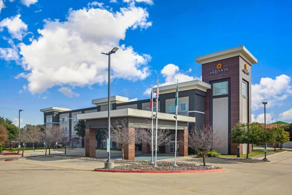 La Quinta Inn & Suites by Wyndham Austin NW/Lakeline Mall photo