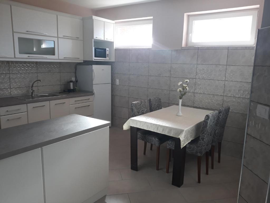 Andi Apartman, Pačir
