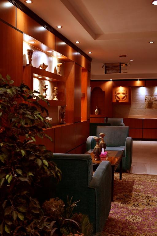 By Quiet Rooms ركن العمر للوحدات السكنية photo