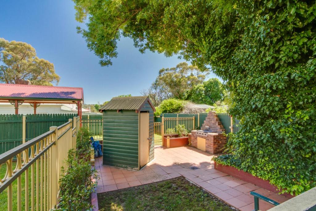 Bright 3-bedroom apartment - Central Armidale photo