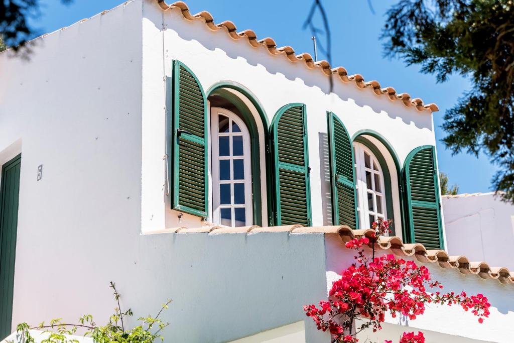 Apartamentos Las Brisas I & II — Hotel building in Cala'n Bosch, Balearic Islands