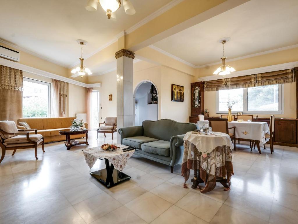 Holiday homes in Tolón, Greece price from 15, reviews of Hotels