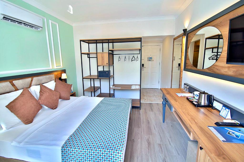 Club Big Blue Suit Hotel - All Inclusive Plus — Hotel rooms in Alanya