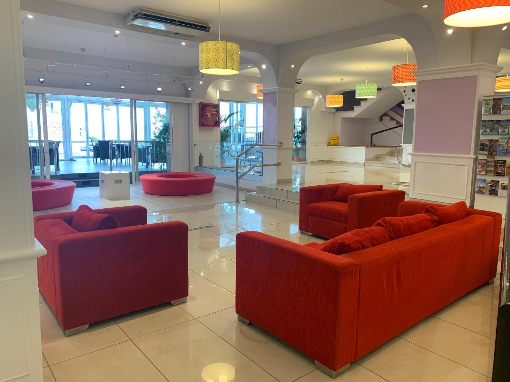 Aparthotel Los Dragos del Sur — Hotel building in Puerto de Santiago, Canary Islands