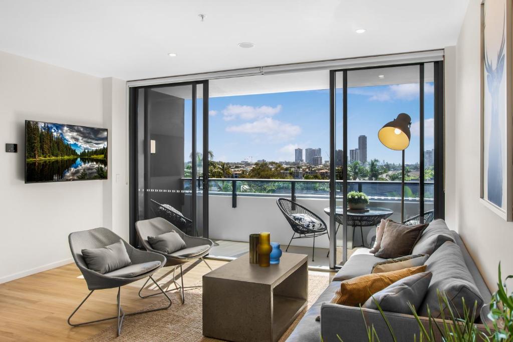 Family Unit with Parking, Balcony, Pool near Beach — Hotel in Gold Coast