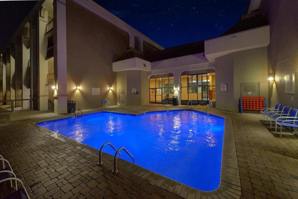 Swimming pool, The Inn On The River in Pigeon Forge (TN)