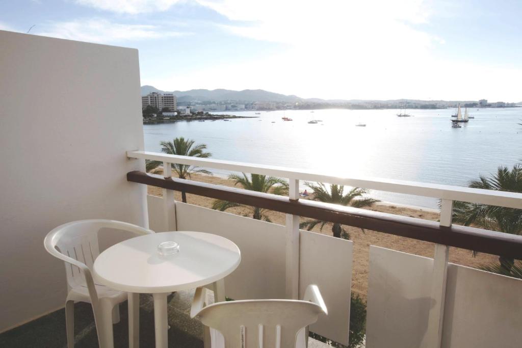 Hotel Arenal — Hotel rooms in San Antonio, Balearic Islands