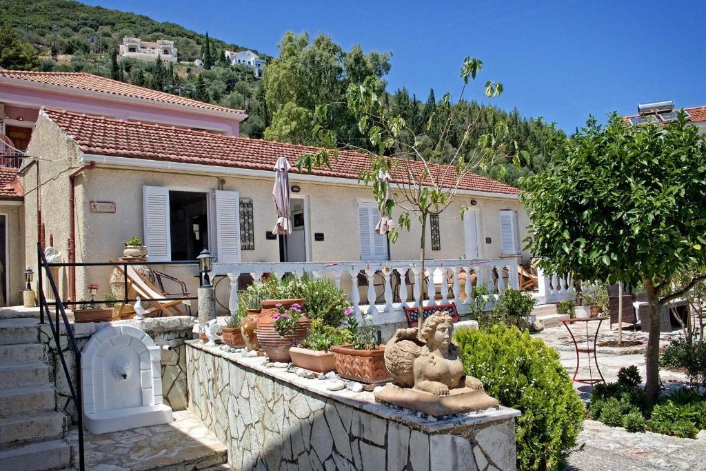 Elena Apartments — Hotel in Ithaki