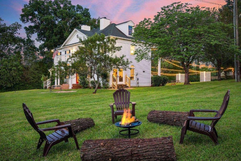 Colonial Manor