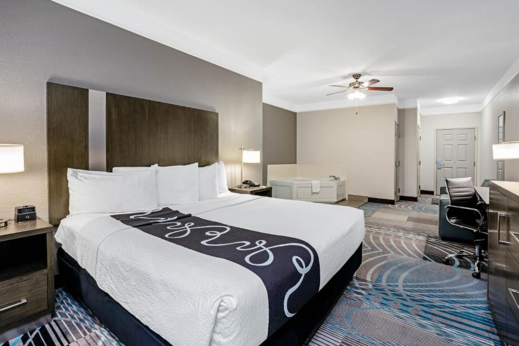 La Quinta Inn & Suites by Wyndham Conroe photo
