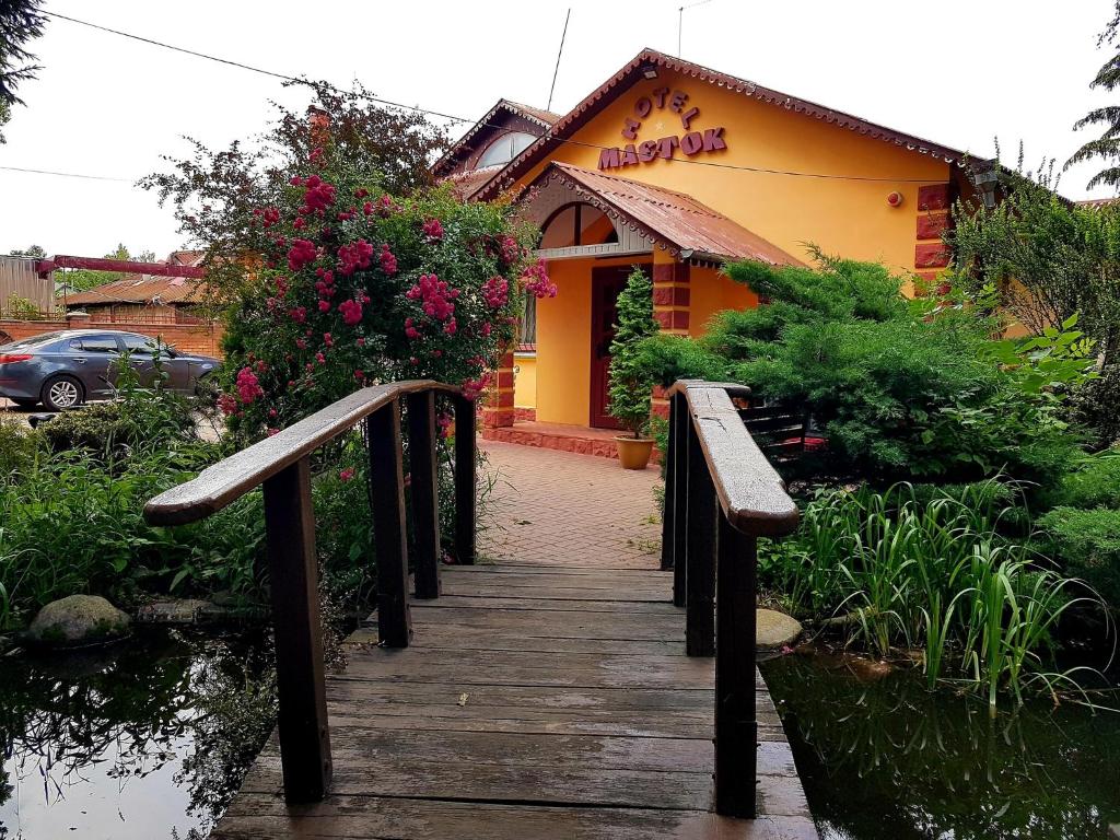 Готель-Маєток, Luck