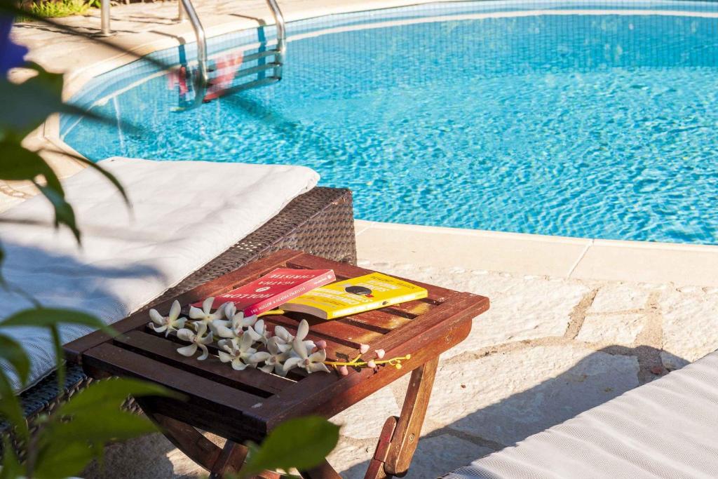 Mounty Island Villas Avra-Calma, Lazaráta