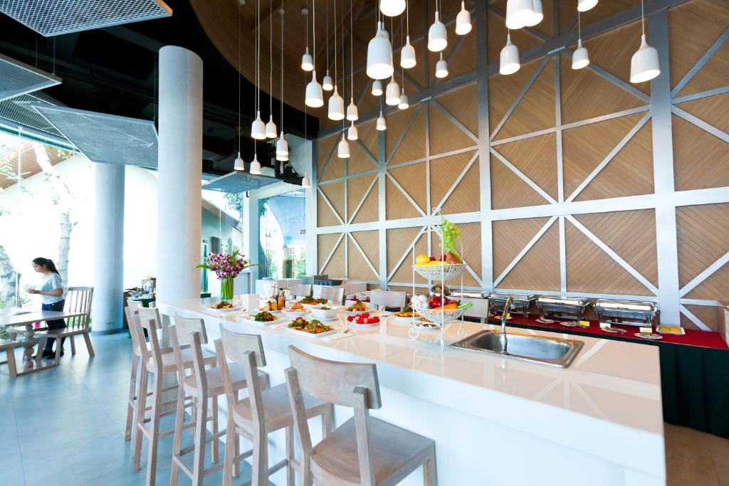 Restaurant, Ramaburin Resort in Phuket