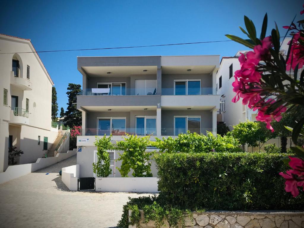 Apartments Luna — Hotel in Novalja