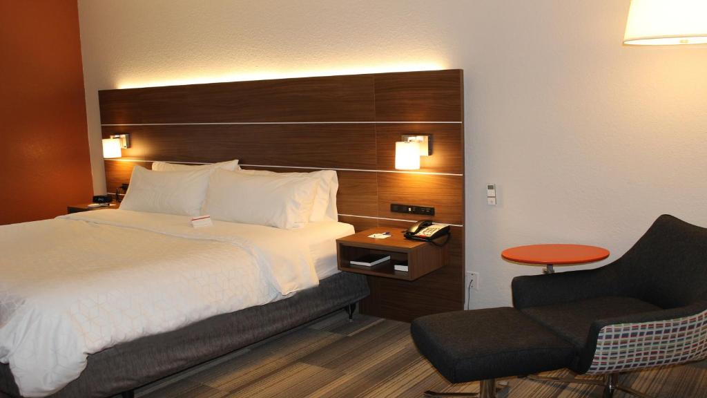 Holiday Inn Express Winfield photo