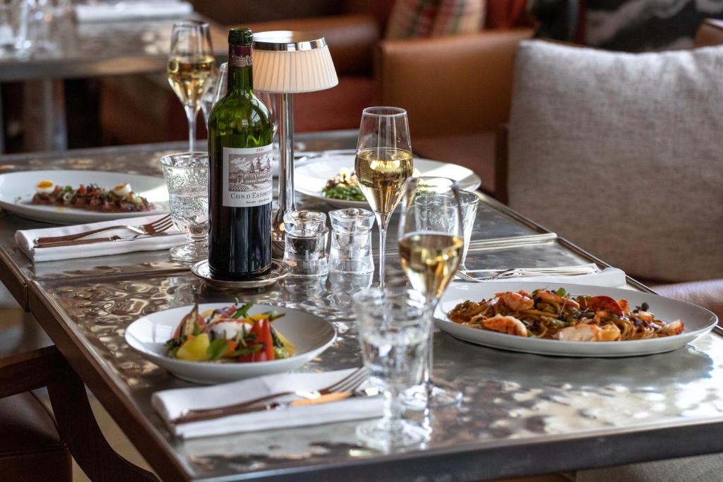 Hotel Dining