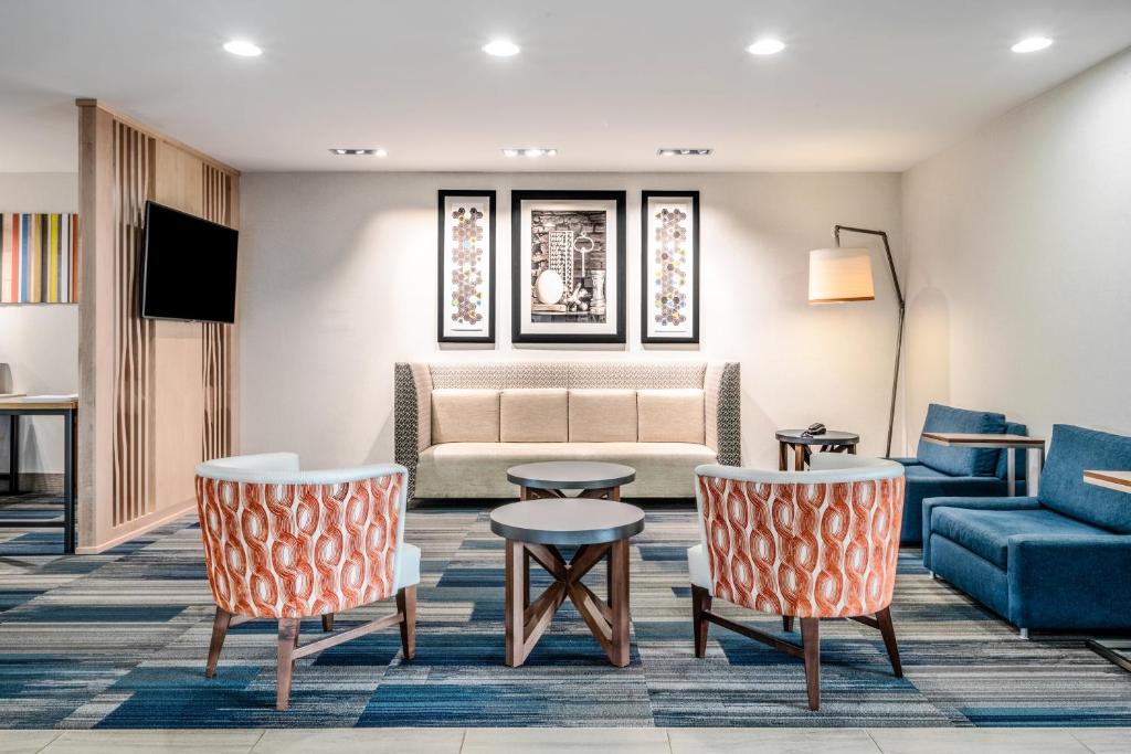 Holiday Inn Express Hotel & Suites Tappahannock photo