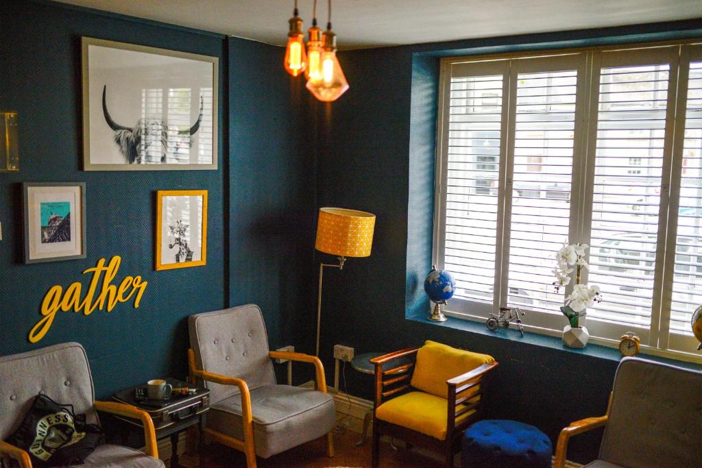 Shared lounge/TV area, The Woodquay Hostel in Galway