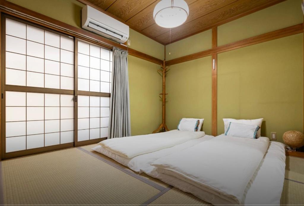 10mins train to Namba, 4 mins walk to stn, 2 floors japanese style , 2-8 people, Ósaka