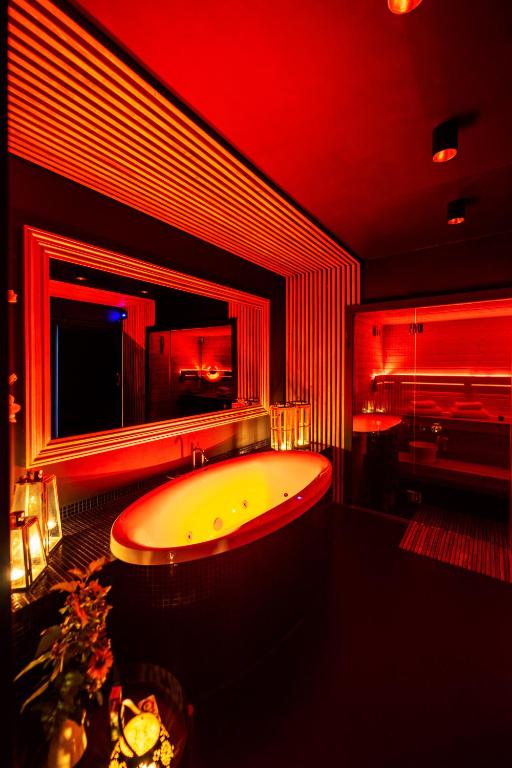 Spa Love Apartament Sauna Jacuzzi ROMANTYCZNY APARTAMENT DLA PARY Z PRYWATNYM SPA — Hotel in Zielona Gora