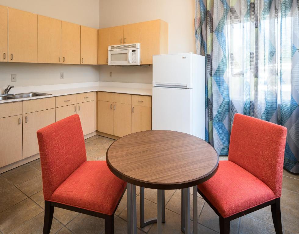 Holiday Inn Express & Suites Orlando International Airport Photo 20