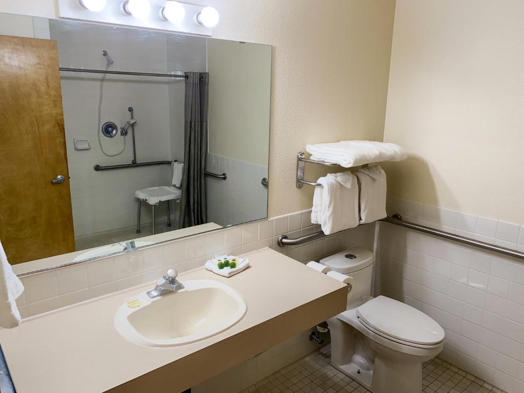 Sisters Inn & Suites photo