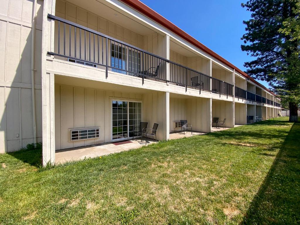 Sisters Inn & Suites photo